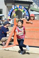 個人競技「さくらバッチの挑戦」で障害物を越え元気よく走る園児（１４日、午前１０時ごろ、帯広市内の藤幼稚園で。金野和彦撮影）