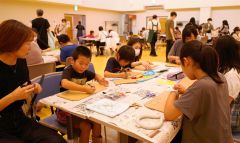 ８３人の親子連れらが楽しんだ絵本ライブ＆ワークショップ