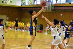 【女子決勝リーグ・下音更中―帯八中】シュートを放つ帯八の村上愛実主将（左、３年）