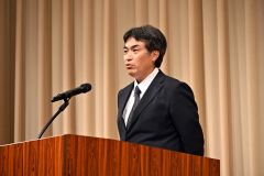 あいさつする佐藤勇宏会長