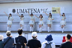 帯広競馬場でライブステージを行った佐賀競馬場のアイドル「ＵＭＡＴＥＮＡ」のメンバー（金野和彦撮影）