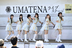 帯広競馬場でライブステージを行った佐賀競馬場のアイドル「ＵＭＡＴＥＮＡ」のメンバー（金野和彦撮影）