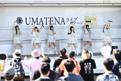 帯広競馬場でライブステージを行った佐賀競馬場のアイドル「ＵＭＡＴＥＮＡ」のメンバー（金野和彦撮影）