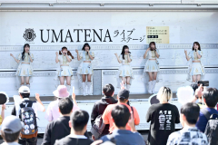 帯広競馬場でライブステージを行った佐賀競馬場のアイドル「ＵＭＡＴＥＮＡ」のメンバー（金野和彦撮影）