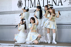 帯広競馬場でライブステージを行った佐賀競馬場のアイドル「ＵＭＡＴＥＮＡ」のメンバー（金野和彦撮影）