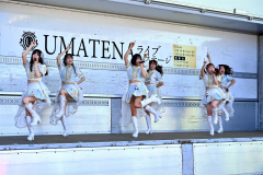 帯広競馬場でライブステージを行った佐賀競馬場のアイドル「ＵＭＡＴＥＮＡ」のメンバー（金野和彦撮影）