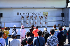 帯広競馬場でライブステージを行った佐賀競馬場のアイドル「ＵＭＡＴＥＮＡ」のメンバー（金野和彦撮影）