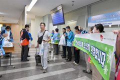 到着口では関係者たちが韓国からの観光客をお出迎え