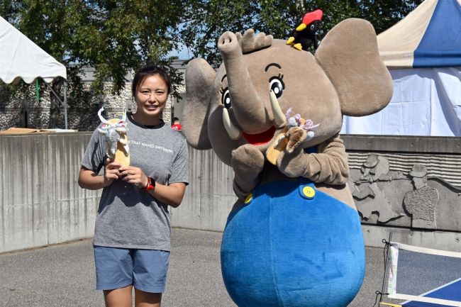 【写真】オリンピアン・桑井さん審判も 忠類でナウマンぞうり卓球 一般の部は中野さんV