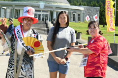 コスプレする参加者らと桑井さん（中央）