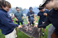 十勝和牛を炭火で焼いて味わう来場者（１５日午前１０時３０分ごろ、須貝拓也撮影）