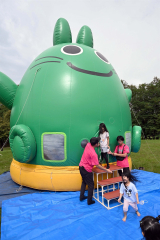 子どもたちの人気を集めたふわふわドーム（１５日午前１０時４５分ごろ、須貝拓也撮影）