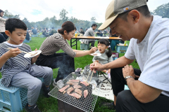 十勝和牛を炭火で焼いて味わう家族連れ（１５日午前１０時４０分ごろ、須貝拓也撮影）