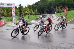 雨の中、疾走するＭＴＢの選手たち。右が山本選手