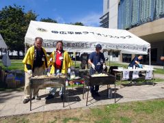 焼きそばに腕をふるう「白いＬの会」