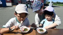 牛とろ丼を頬張る来場者