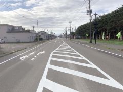 外側線や右折レーンが整備された広尾市街地の国道３３６号