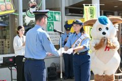 １日署長を嘱託される桑井さん