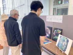 道銀足寄支店開店７０周年　記念してロビーでスプレーアーティスト作品展 2