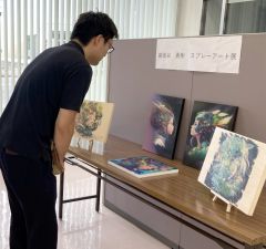 道銀足寄支店開店７０周年　記念してロビーでスプレーアーティスト作品展 3