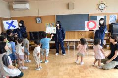 池田カトリック幼稚園園児が高校生と避難訓練 3