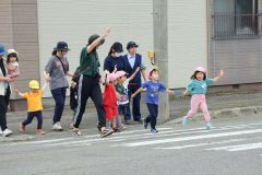 横断歩道の渡り方を学ぶ上更別幼稚園の園児たち