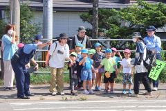 横断歩道の渡り方を学ぶ更別幼稚園の園児たち