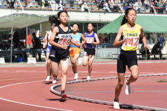 女子８００㍍予選３組