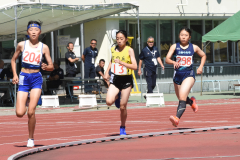 女子８００㍍予選４組