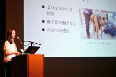 はり・きゅうを用いた動物治療について実例をあげながら説明するトラン三浦里恵子氏（須貝拓也撮影）