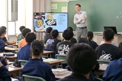 生徒の質問に答える北大留学生のアブラメンコさん