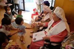 入居者からお礼のお菓子を受け取る園児