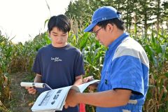 クイズの答え合わせをする中学生と高校生