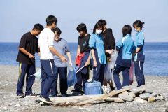 「海岸、街にごみ捨てないで」　広尾中と広尾高が合同で清掃活動 3