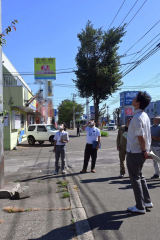 看板の設置状況を確認する関係者