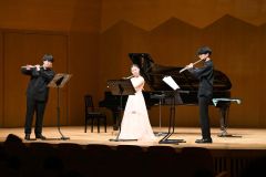 三重奏を披露した（左から）豊田翼さん、美音さん、柳下さん