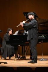 ソロで演奏する豊田翼さん（右）と伴奏の豊田かおりさん