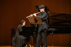 ソロで演奏する柳下さん（右）と伴奏の豊田かおりさん