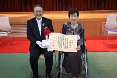 １００歳を迎えた伊藤さん（右）と西山村長