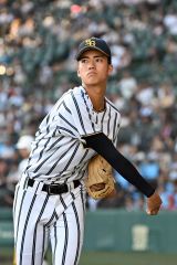 【夏の甲子園大会１回戦・白樺学園－創成館】白樺学園の半澤理玖が初回の登板前にベンチ前でウォームアップする（８月１１日、須貝拓也撮影）