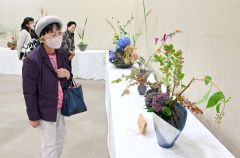 季節の草花が生けられた作品の数々