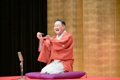 江戸落語を披露する春風亭昇太さん