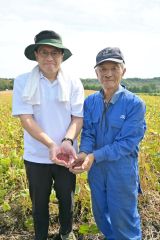 ２０２４年産の新小豆を手にする森本社長（左）と辻野さん