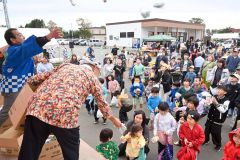 「モーモー綱引き」や菓子まきで盛り上がる　ＪＡひろお感謝祭 3