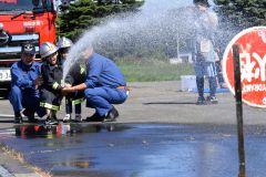 放水体験や車両見学　池田町内の幼年消防クラブ 4