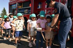 放水体験や車両見学　池田町内の幼年消防クラブ