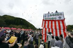 もちまきに大勢の人、秋サケや野菜の当たり券入り　浦幌でみのり祭り