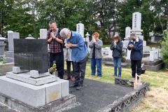 肌寒い中、家族連れらが墓参り　きょう秋分の日