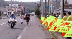 黄色いたすきをかけて走り、町民やドライバーらに交通安全を訴える本別高校生ら