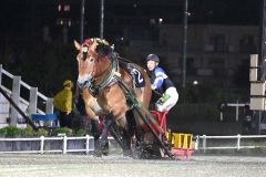 ラストスパートをかけるタカラキングダムと金田利貴騎手